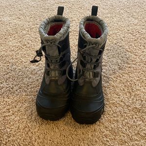 The north face winter boots. Big boys size 4y.